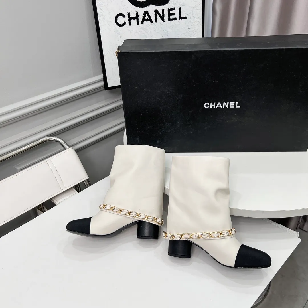👟👟Ex-factory price 980👟👟 High version of Chanel CHANEL, 🌞🌞🌞Xiaoxiang’s latest boots for autumn and winter 2025, a must-have item for this autumn and winter! ! Ms. Chanel loves simple yet irresistible combinations to show her unique style. Mix and match freely to shine⚡Follow Grandma’s fashion steps! ! ! The top-notch craftsmanship and texture are perfectly presented. No matter any details, you can compare them with the counters. The best quality products can be entered and exited from the counters at will! ! ❶Material: imported cowhide ❷Inner lining: cowhide lining ❸Feet: cowhide lining ❹Outsole: original Italian leather outsole ❺Heel height: 5.5cm ❻Boot shaft height: 8 inches ❼Number: 35-40 (40 and 41 are customized and cannot be returned)